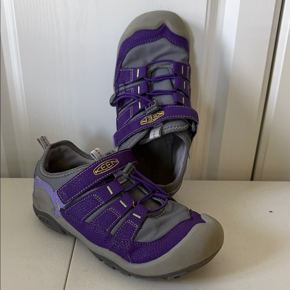*Keen Knotch Hollow Sneakers Water Shoes in Purple and Gray (sz 3)